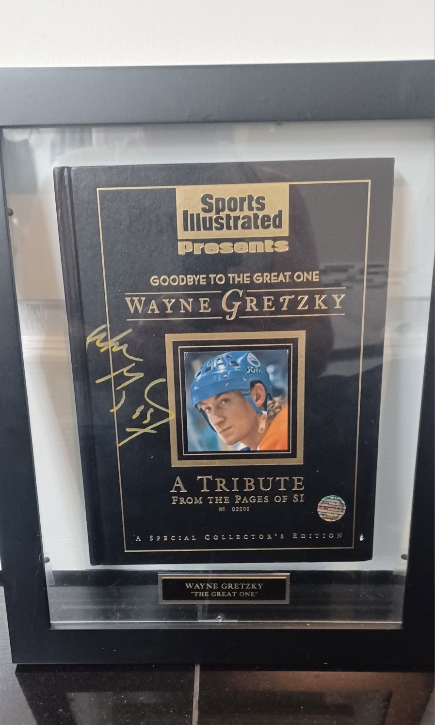 WAYNE GRETZKY AUTOGRAPHED HARD COVER LIMITED EDITION SPORTS ILLUSTRATED FRAMED WITH LOA