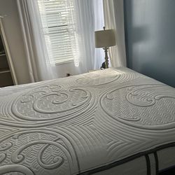 SERTA iComfort Hybrid queen adjustable bed