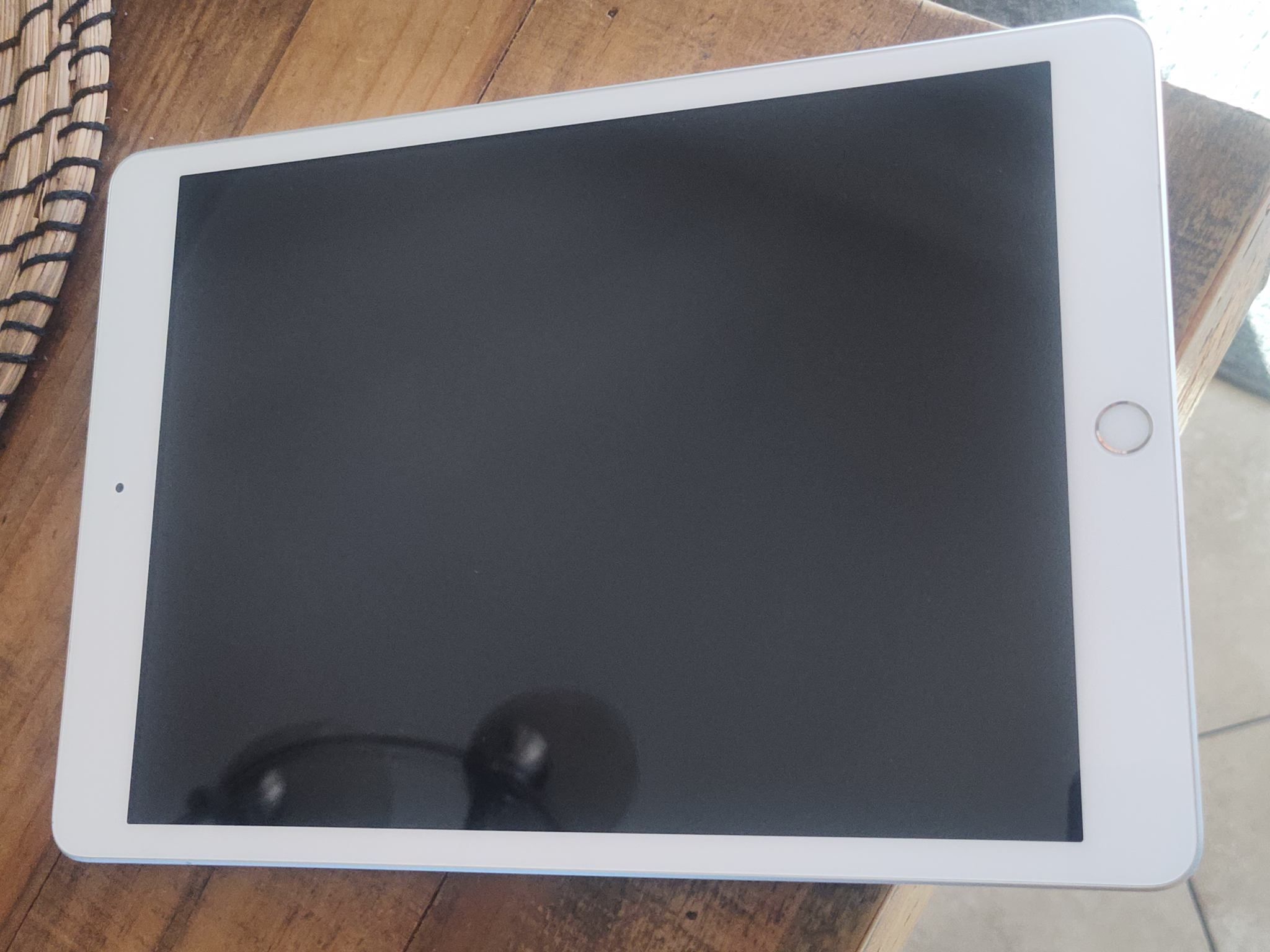 IPAD 7 Wi-FI FOR PARTS ALL ORIGINAL 