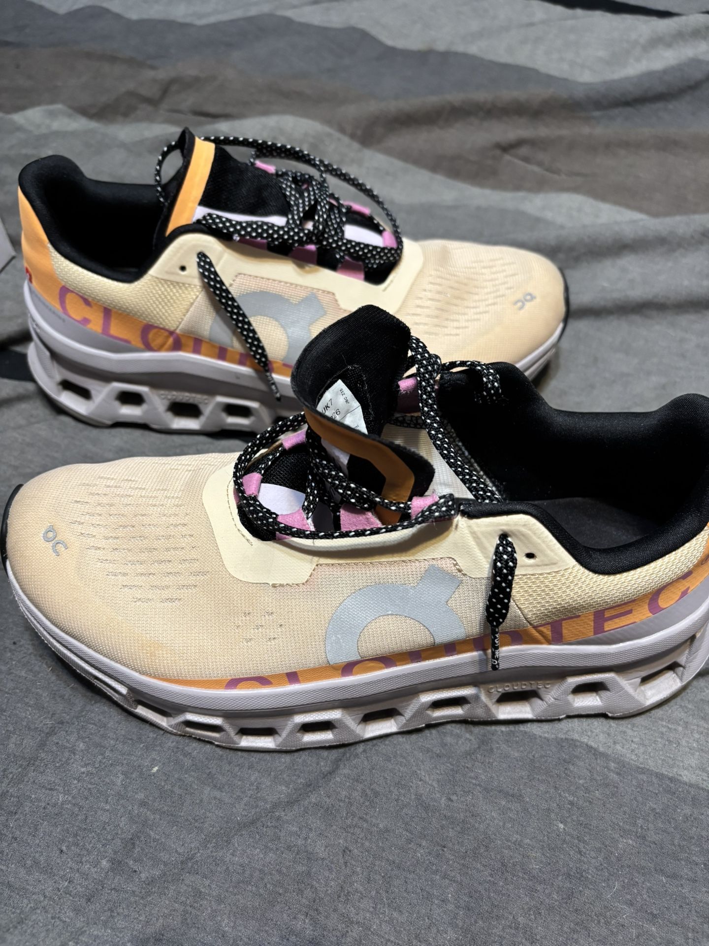 Like New Womens Size 9 Oncloud Monsters