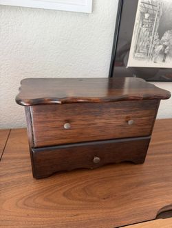 Vintage wooden jewelry/keepsake box 