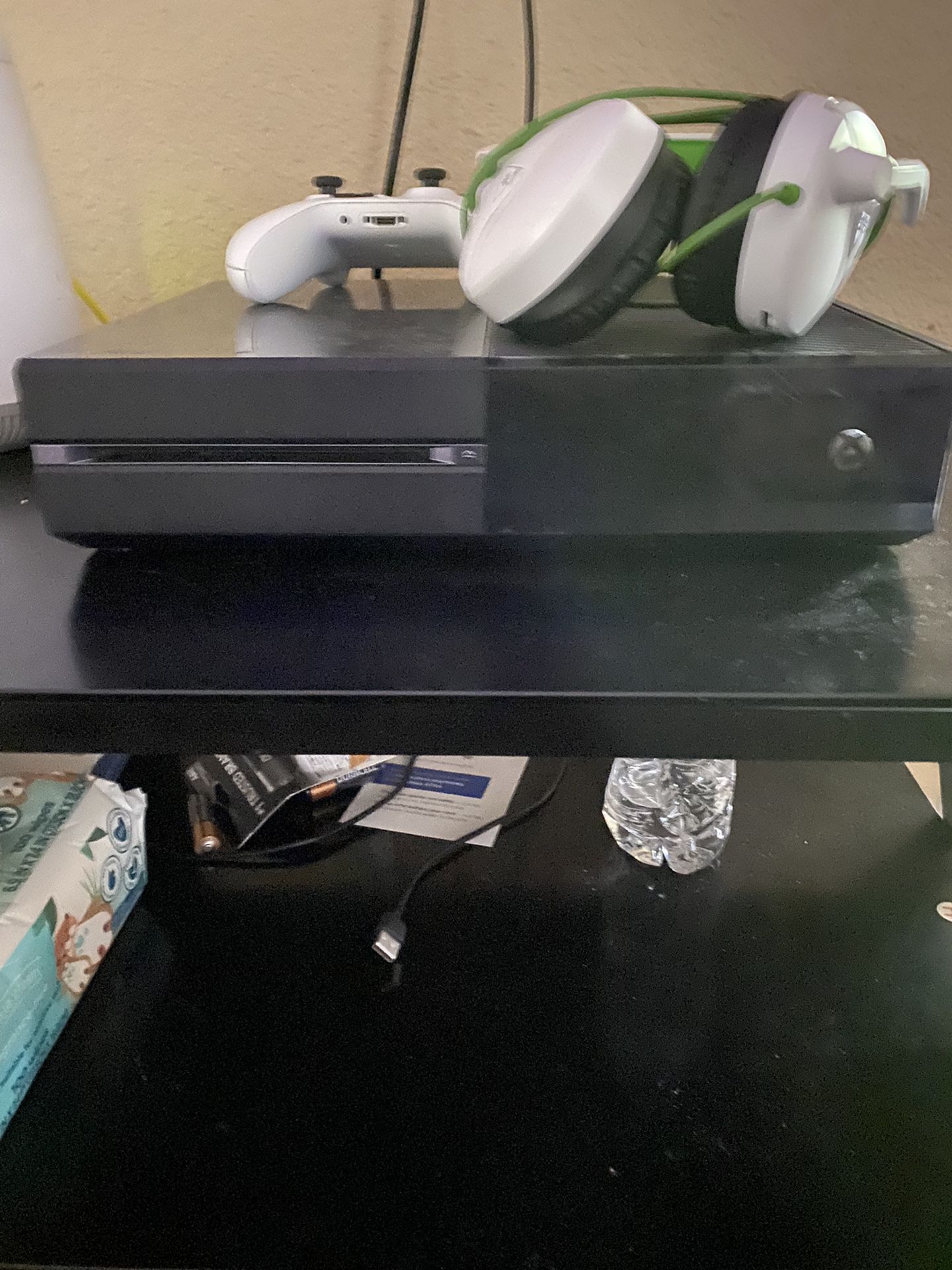 Xbox 1 500gb With Controller And Headphone, Has All Wires