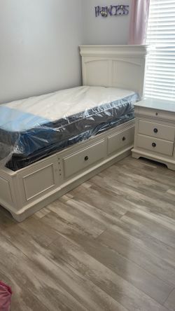 Hybrid Plush Mattress in Twin