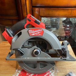 New 7-1/4” Milwaukee M18 FUEL CIRCULAR SAW (Tool Only Solo Herramienta )