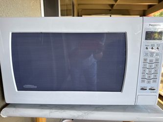 Panasonic 2.2 Cu. Ft. 1250W Inverter Microwave – $65