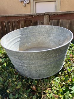 Rustic galvanized steel tub