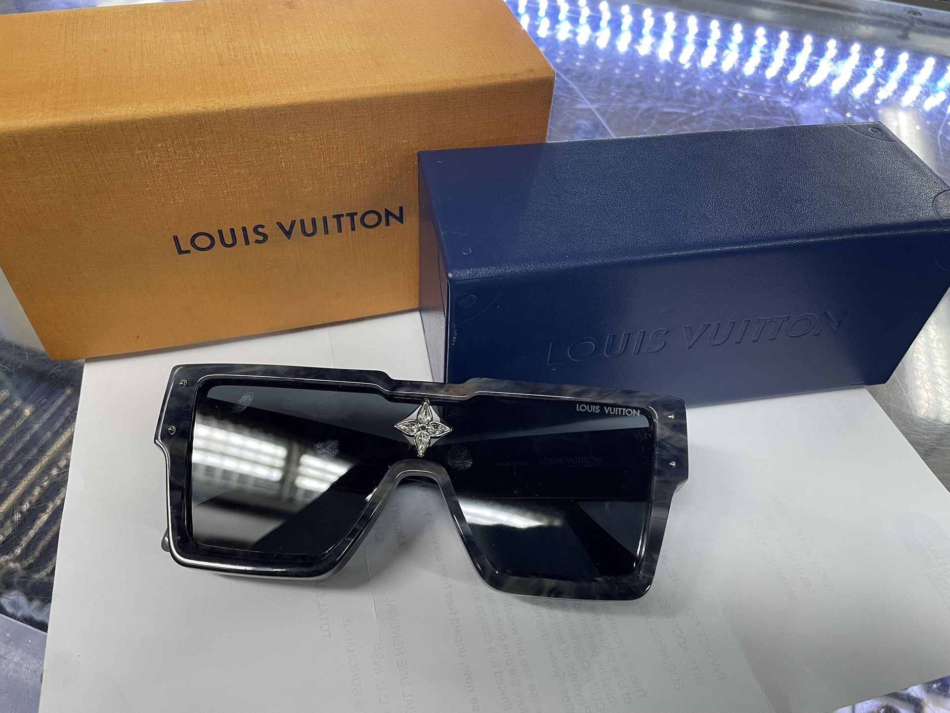 Like NEW LOUIS VUITTON MODEL: Z1789W Cyclone Grey Marble Sunglasses