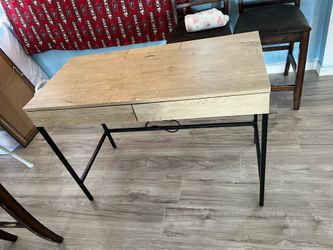 DESK WITH PLUG