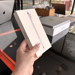 Apple iPhone Air 256GB! Unlocked to any company! New in box! 90 day warranty! We offer financing!