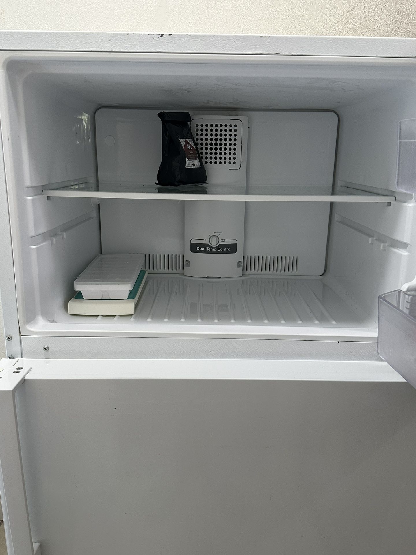 GE GarageReady 21.9cu ft TopFreezer Refrigerator in White for Sale in Los Angeles, CA OfferUp