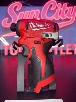 Milwaukee M12 Brushless Impact Driver Kit