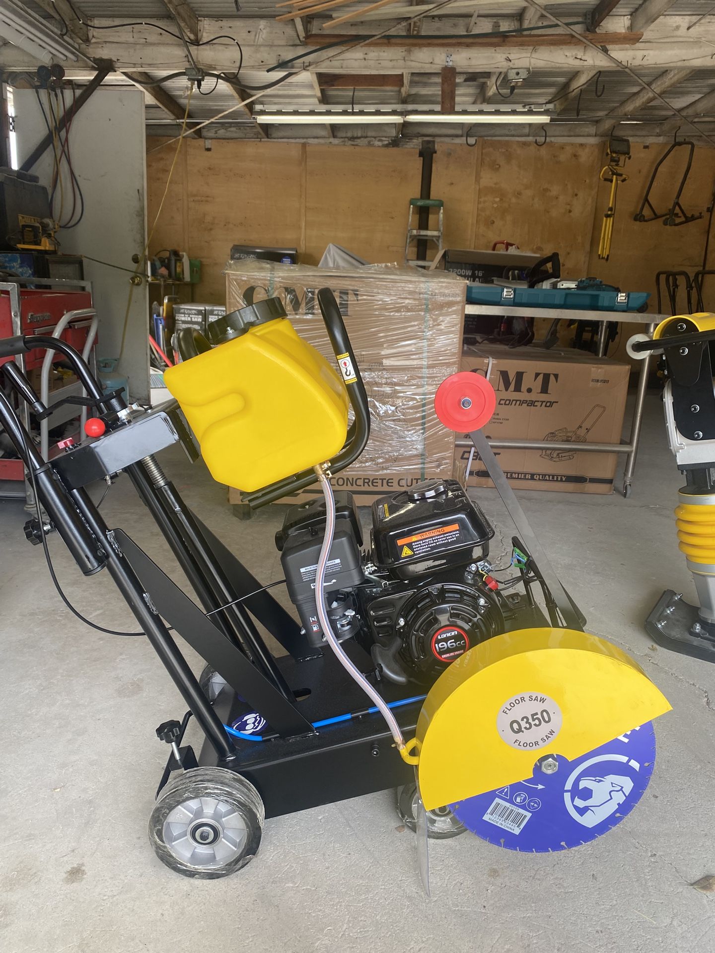 Concrete cutting saw