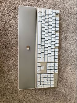 Razer Pro Type Ultra Wireless Mechanical Keyboard + Wrist Rest