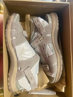 Earth Sandler size 9