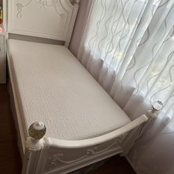 Twin Princess-Style Bed Frame + Optional Mattress – Excellent Condition