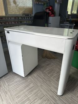 Manicurist Table