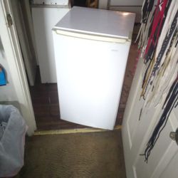 Sanyo  Mini Fridge/ Freezer 