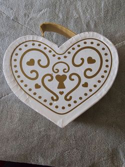 Heart-Shaped Decorative Gift Box