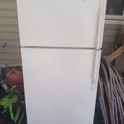 Magic Chef Model CTB1922AR Refrigerator