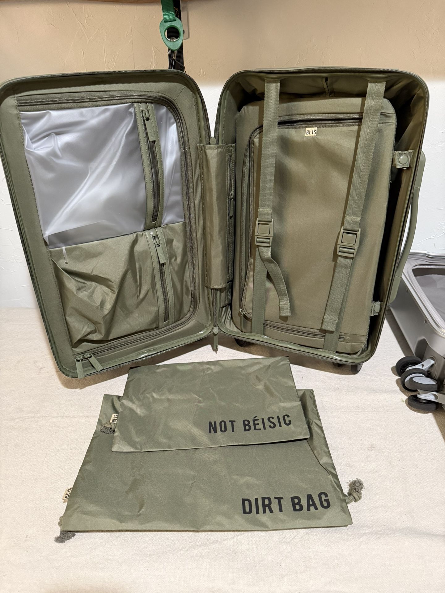 Beis- The Carry-On Roller  in Olive