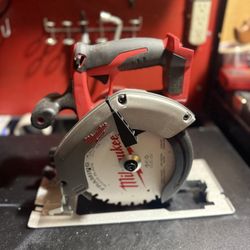Milwaukee M18 18V Lithium-Ion Cordless 6-1/2 in. Circular Saw (Tool-Only)