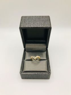 WOMANS DIAMOND RING