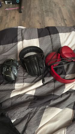 2 headphones 1 mouse