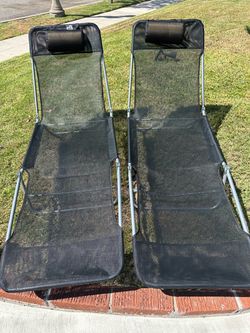 2 folding chaise lounge pool chairs