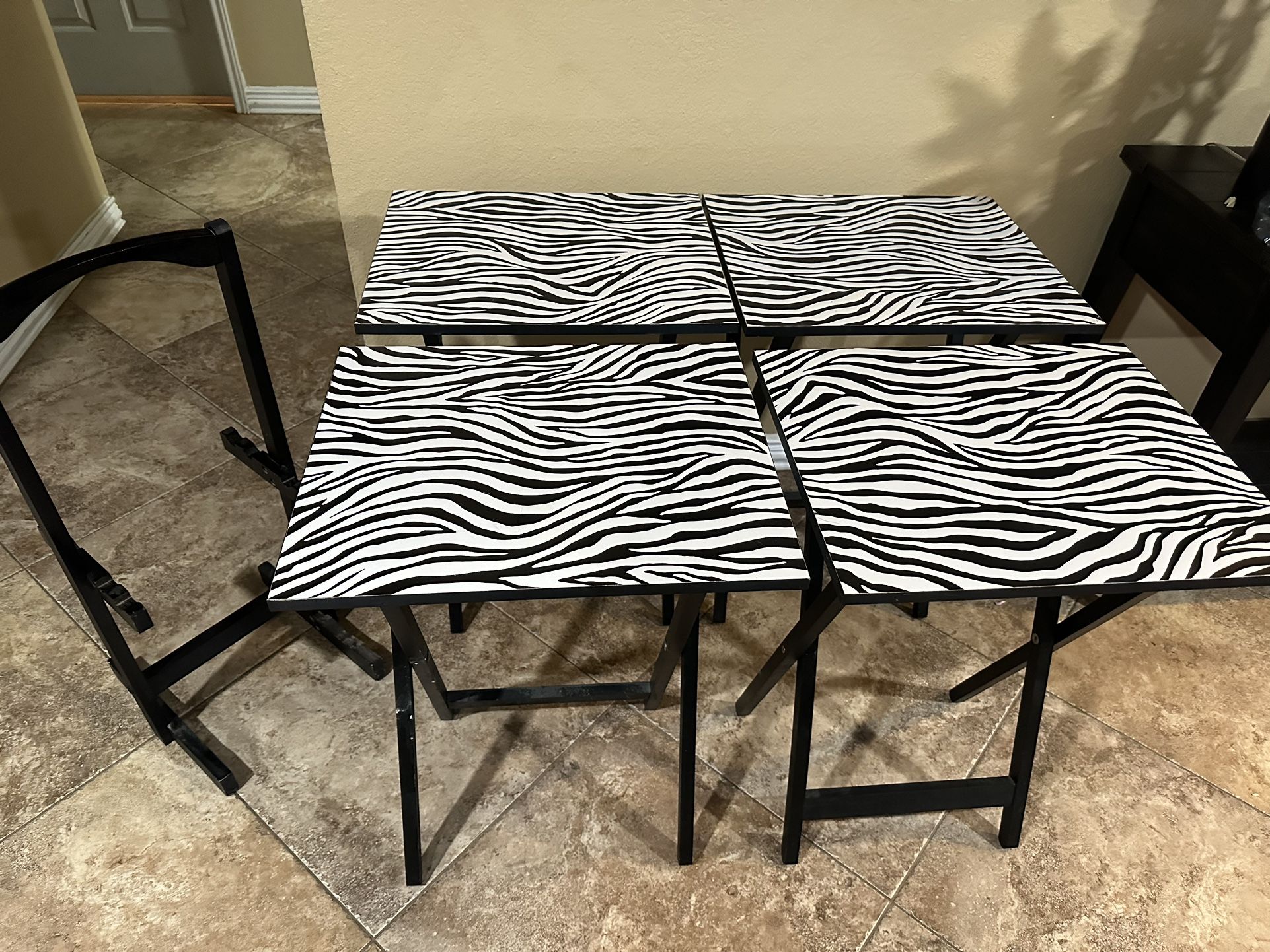 Set Of 4 Tv Dinner Tables With Stand for Sale in Burleson, TX OfferUp