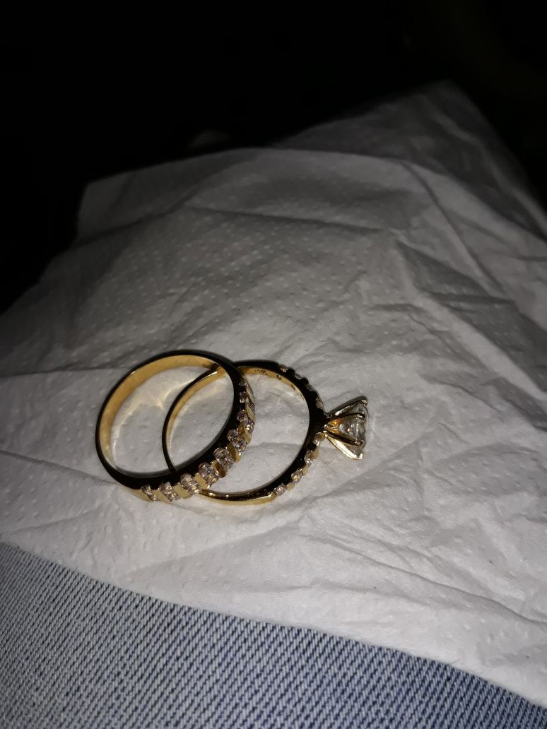 Dos anillos de oro say 9 de mujer en muy buenas condiciones precio negociable $450