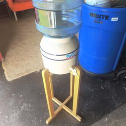 Base  con galón de agua 