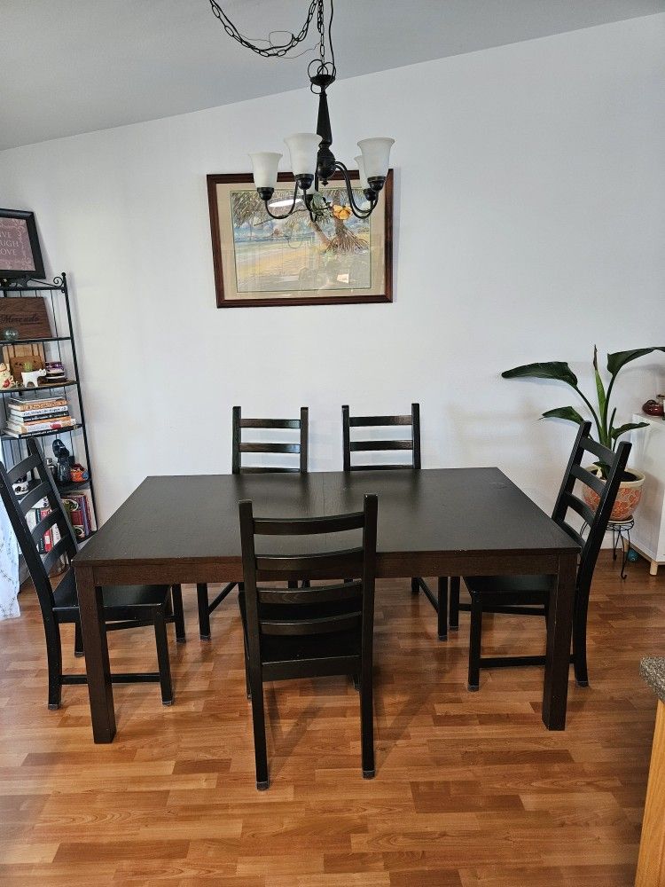 Kitchen Table /chairs (extended) with accessories