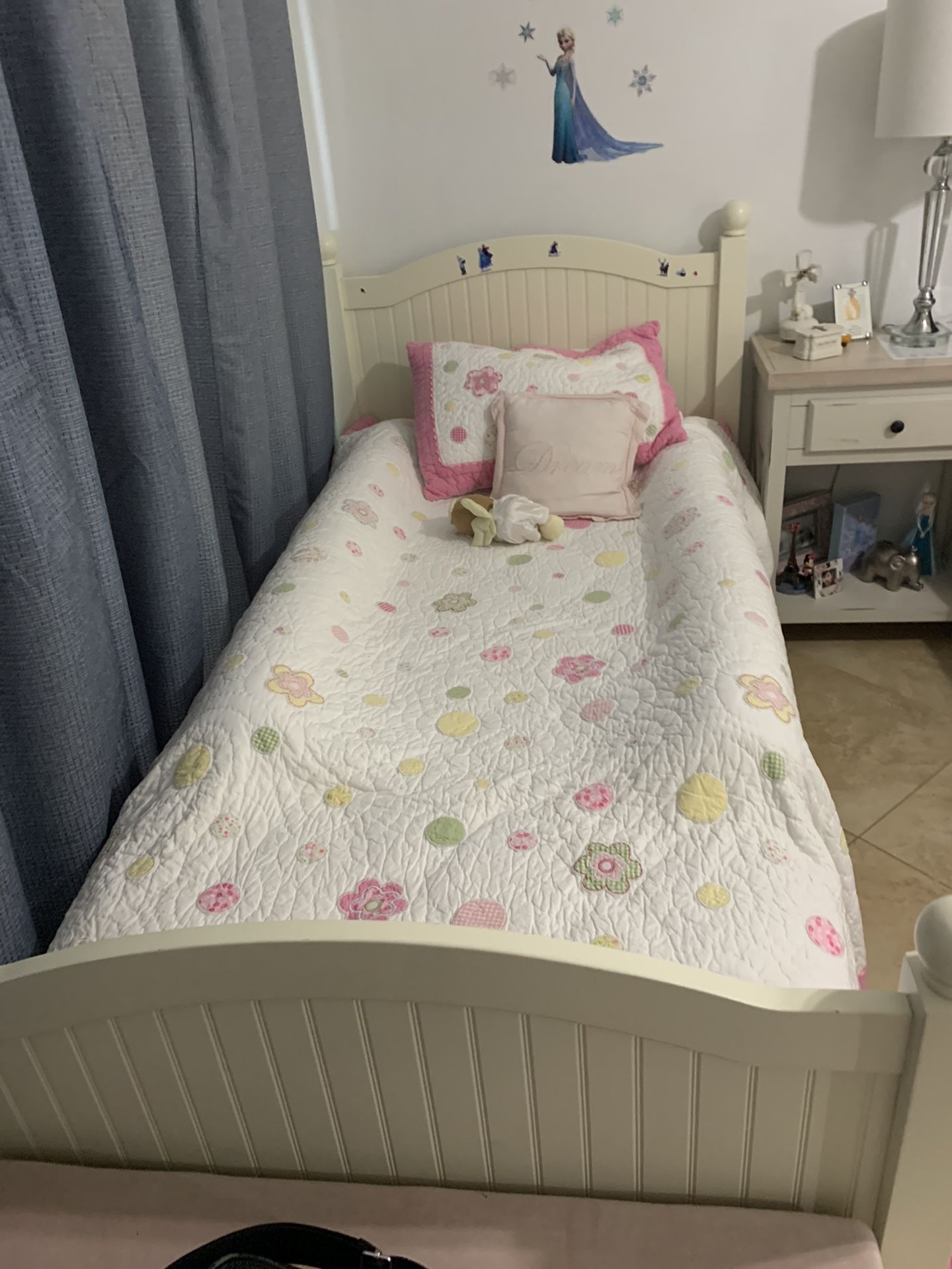 FREE kids twin bed with sheets and covers