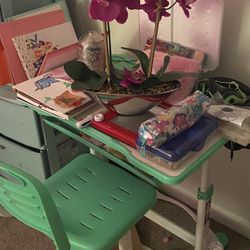 Work or activity desk  age 2-18 