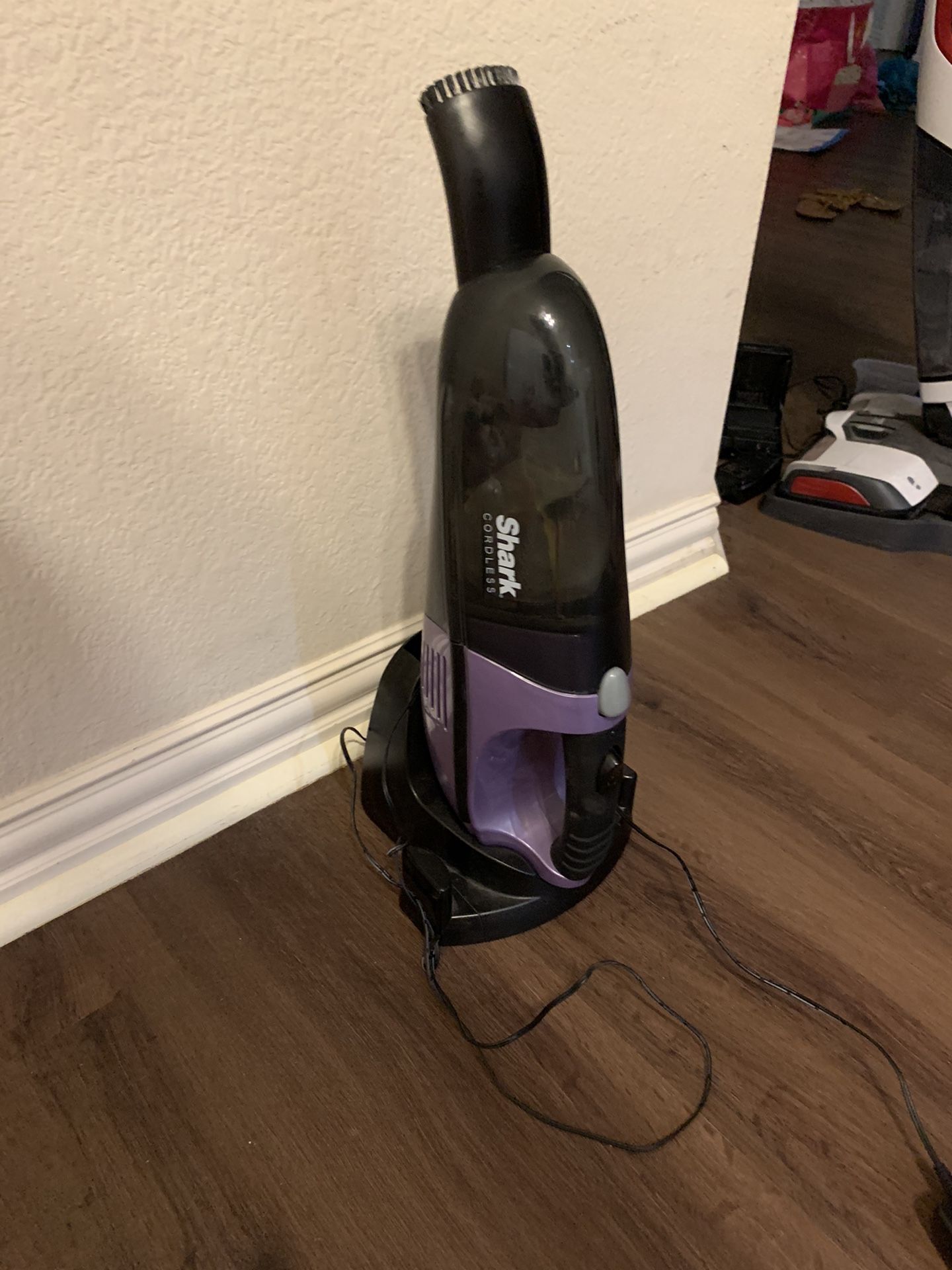 Cordless pet vacuum