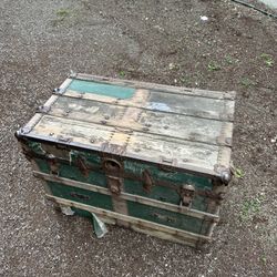 Antique Steamer Trunk – Vintage Wood & Metal Chest with Tray