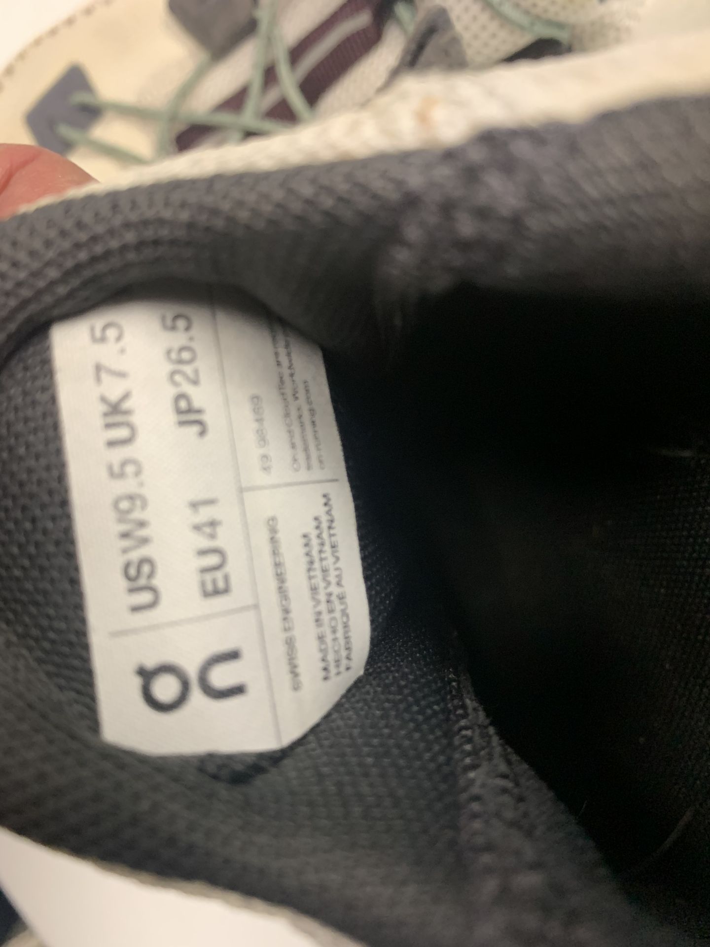 Womens On Cloud Size 9 1/2