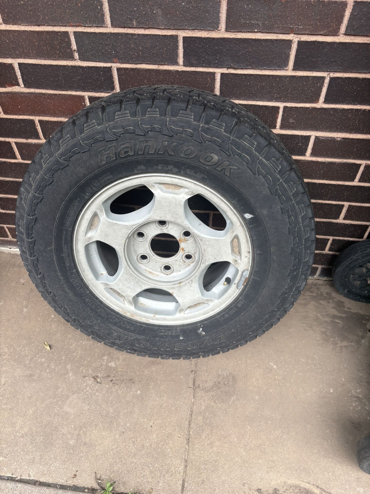 (1) 235/75R16 Tire