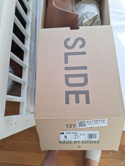 Yeezi slides adida  authentiques  new certified brown size 4 and 5