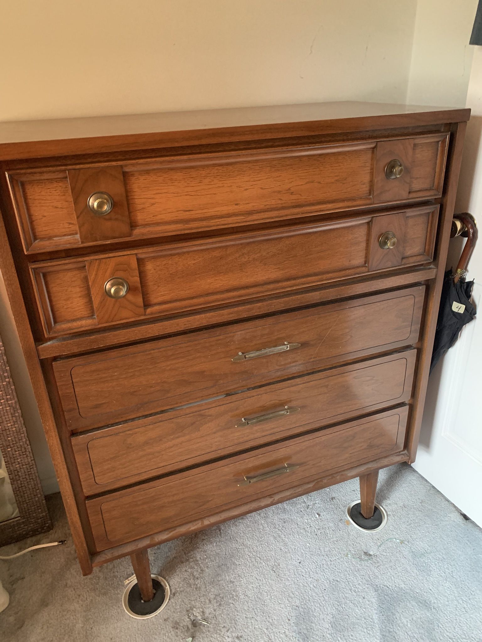 Beautiful Vintage United Furniture MCM Five Drawer Dresser