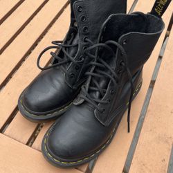 Dr. Martens Original Black Boots Size 6 
