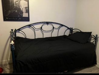 Dayside only comes with one mattress bottom doesn’t have one