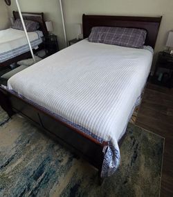✨ Set de Cama Queen: Colchón y Tarima en Excelente Estado✨Queen Bed Set - Mattress & Box Spring