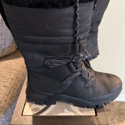 WOMEN TIMBERLAND BOOTS..SIZE 9