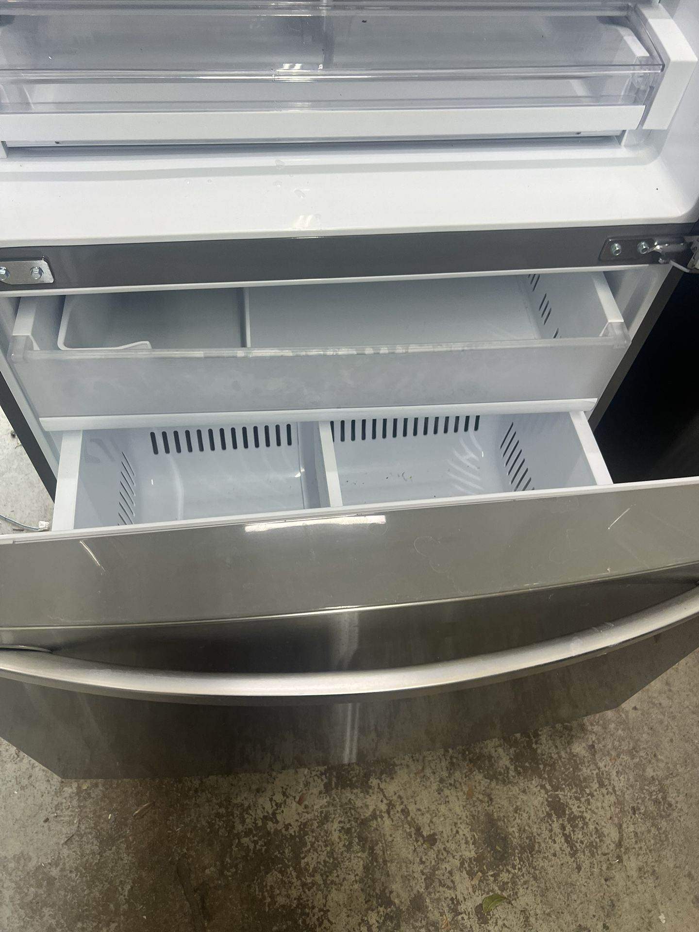 2022 Year Model LG Fridge , Everything Works Fine ,it Comes With A Warranty