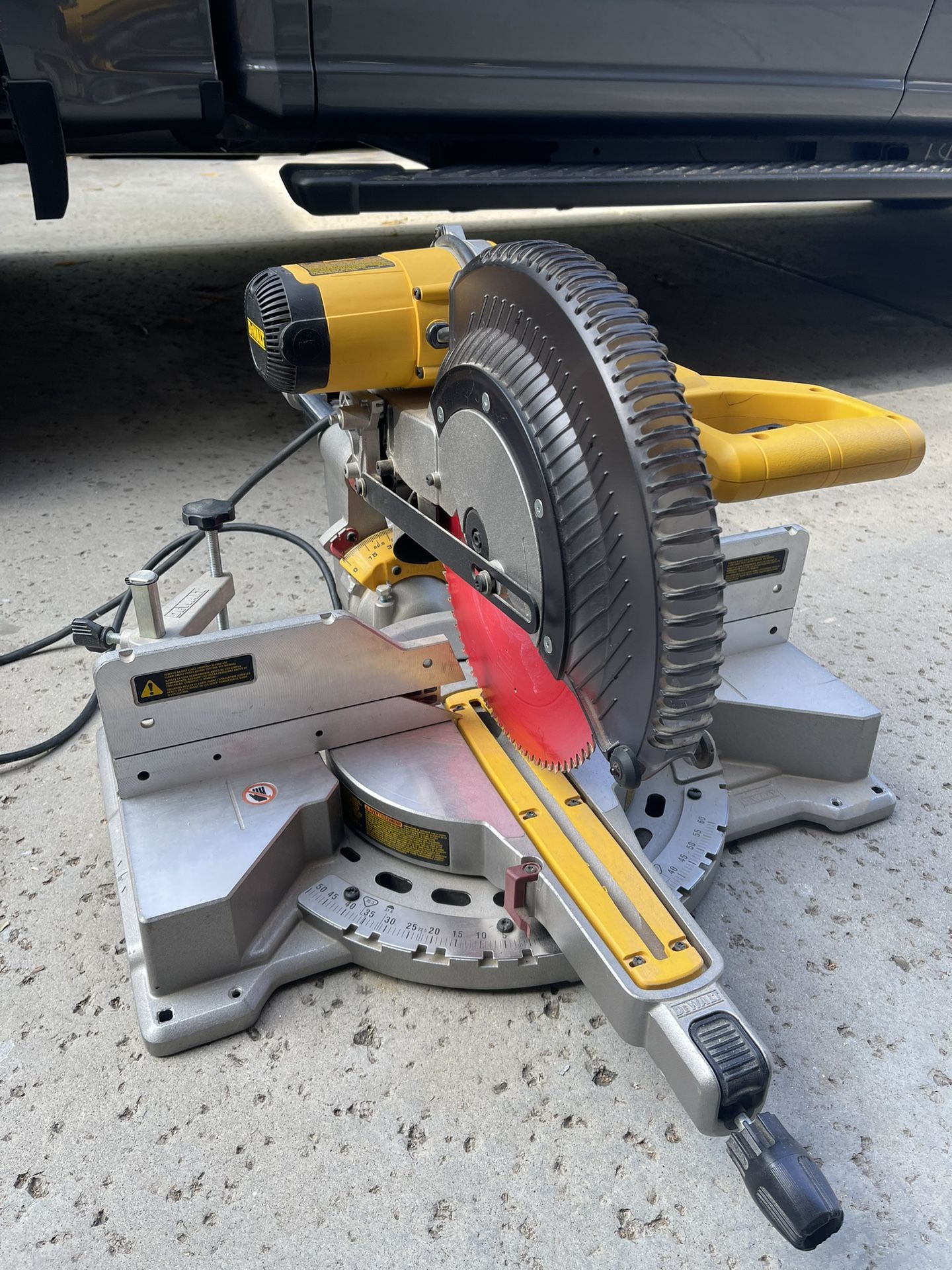 Dewalt DWS709 12” Double Bevel Sliding Compound Miter Saw