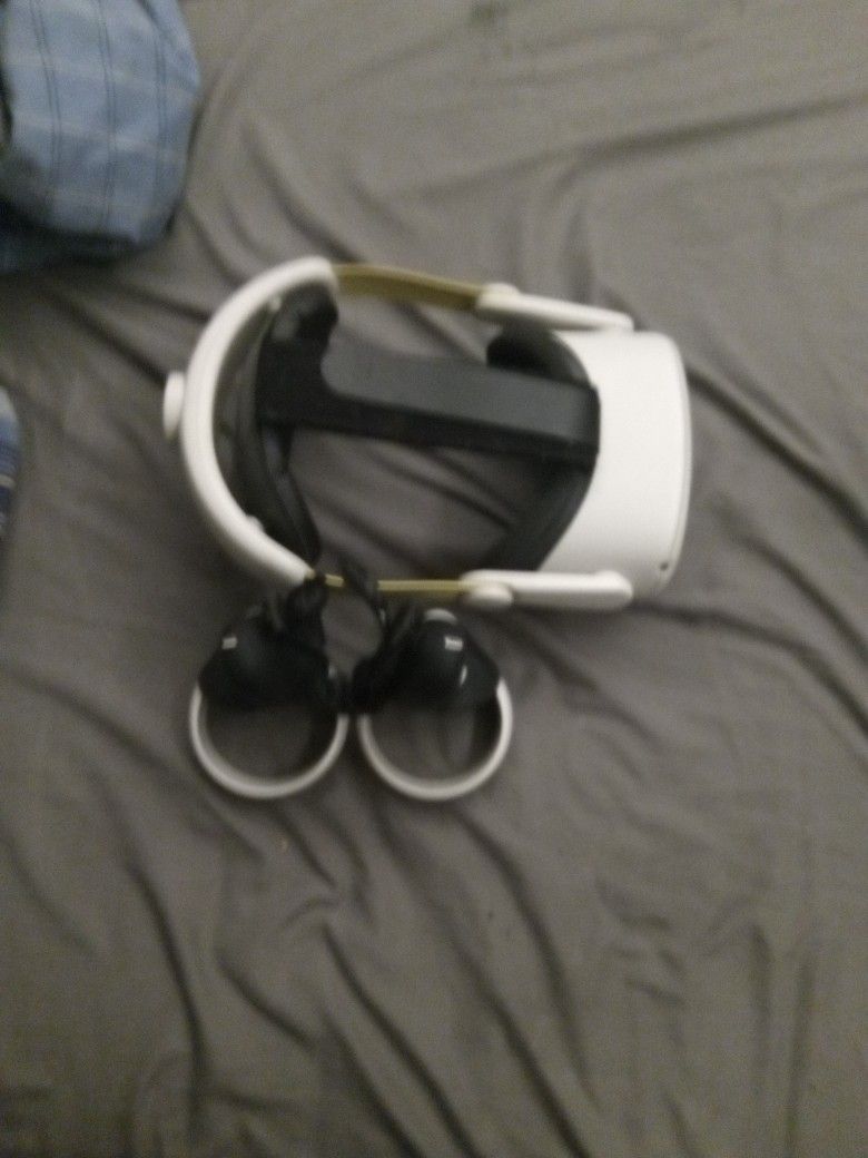 Oculus Quest 2 With Straps For Head And Controllers