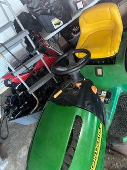 2005 L1O8 John deer lawnmower best offer gets it no low ballers
