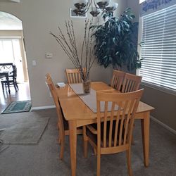 China Hutch And Table