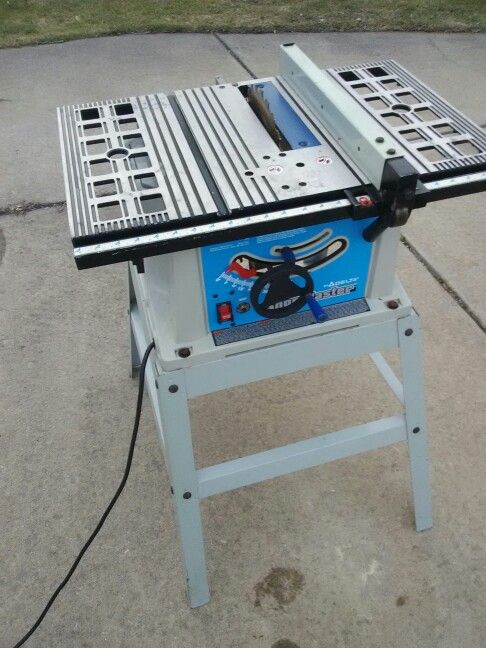 Delta shopmaster table saw Fairly new used 4 times